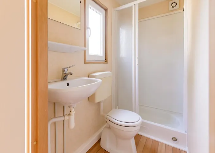 Chalet By The Water In Leukermeer *