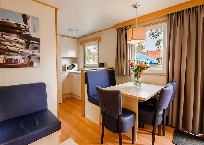 By The Water In Leukermeer Chalet Well (Limburg)