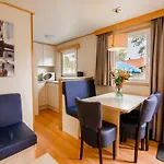 By The Water In Leukermeer Chalet Well (Limburg)