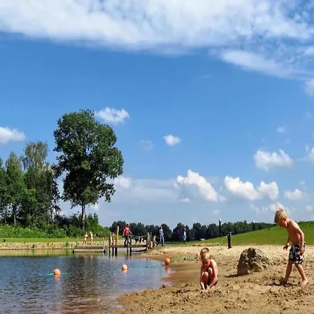 By The Water In Leukermeer בקתה