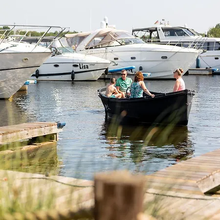 By The Water In Leukermeer בקתה